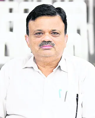 ● ఉండీ లేనట్టుగా శాఖా వ్యవహారం ● జిల్లా అధికారి సస్పెన్