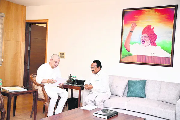 కేంద్ర మంత్రిని కలిసిన ఎంపీ ‘గోడం’