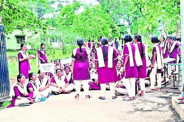 ప్రిన్సిపాల్, వార్డెన్పై సస్పెన్షన్ ఎత్తివేయాలి
