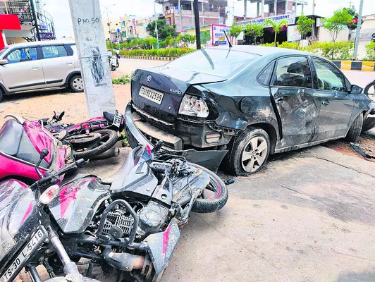 విద్యుత్ స్తంభాలను ఢీకొట్టిన కారు