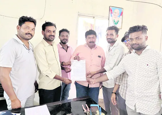 విద్యుత్ సమస్య పరిష్కరించాలి