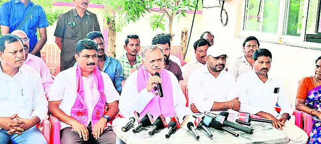 ఎరువుల కోసం రైతుల ఇబ్బందులు