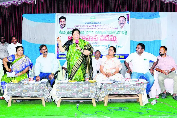 కార్మికులు ఏడాదికి 28 చీరలు నేయాలి