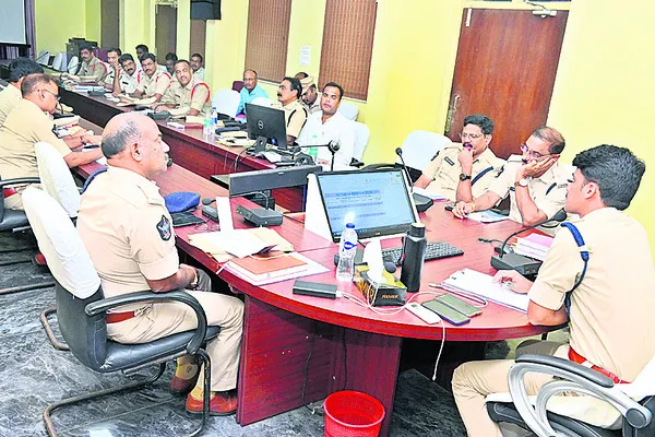 నేరాలను నియంత్రించాలి