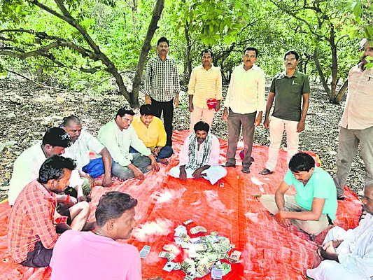 Savalyapuram SI L Lokeshwar Rao caught the moneylenders at sapota garden (File Photo)