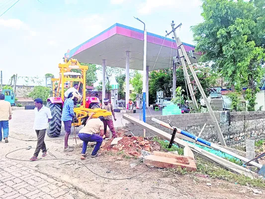 విద్యుత్ స్తంభాలను ఢీకొట్టిన కారు