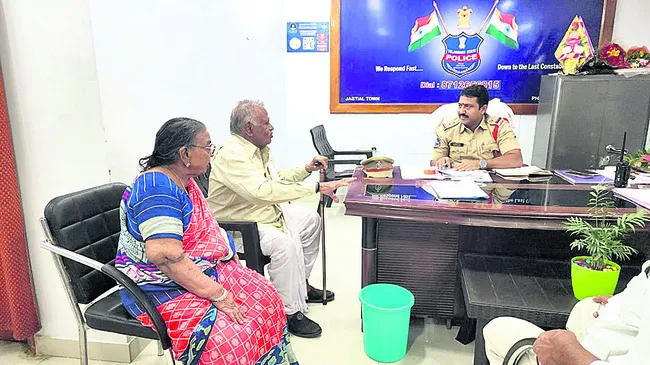 ఇంటి నుంచి గెంటేశారని ఠాణా మెట్లెక్కిన వృద్ధులు