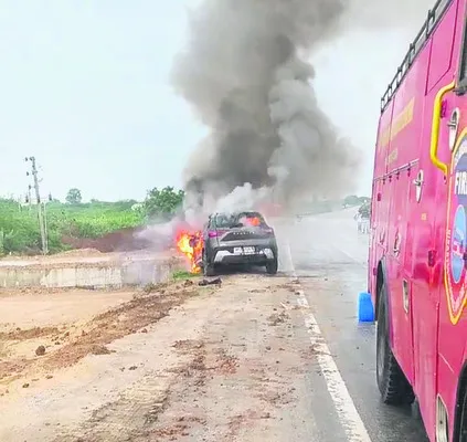 కల్వర్టును ఢీకొని కారు దగ్ధం