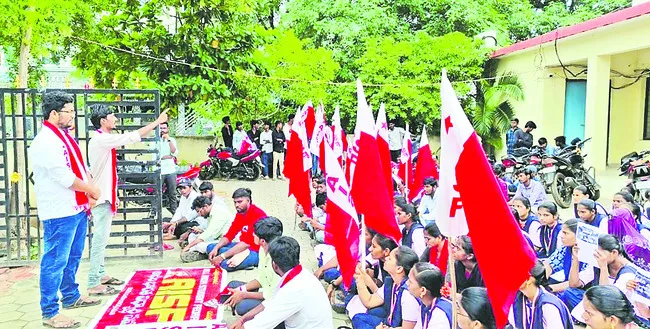 కూటమి పాలనలో భ్రష్టుపట్టిన విద్యావ్యవస్థ