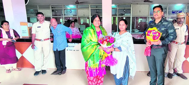 ఆదాయ లక్ష్య సాధనపై దృష్టి పెట్టండి
