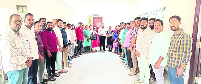 వేతనాలు రావు.. వెతలు తీరవు