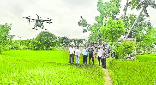 డ్రోన్‌.. పిచికారీలో సహాయకారి