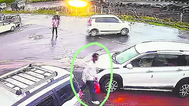 కారు అద్దాలు పగలకొట్టి చోరీ
