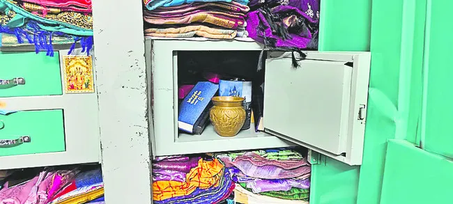 నిడదవోలులో చోరీ 
