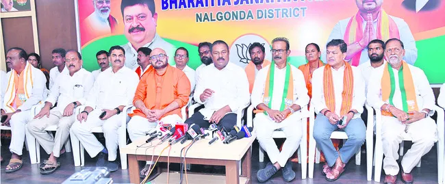 రేవంత్‌రెడ్డి అన్ని వర్గాలను మోసం చేసిండు