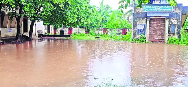 ప్రభుత్వ కార్యాలయాల్లోకి వర్షపు నీరు 