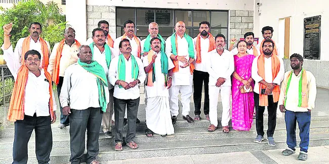 రైతులకు ఇచ్చిన హామీలు నెరవేర్చాలి