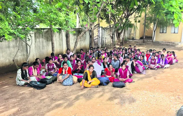 మోడల్ స్కూల్.. కంపు కంపు