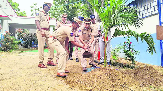 క్రమశిక్షణతో పనిచేయాలి