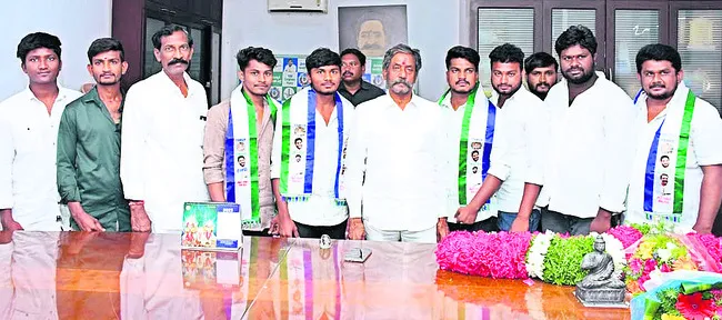 టీడీపీని వీడి వైఎస్సార్‌సీపీలో చేరిక 