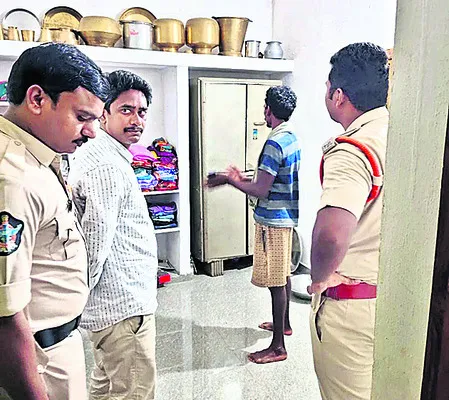 రైతు ఇంట్లో చోరీ