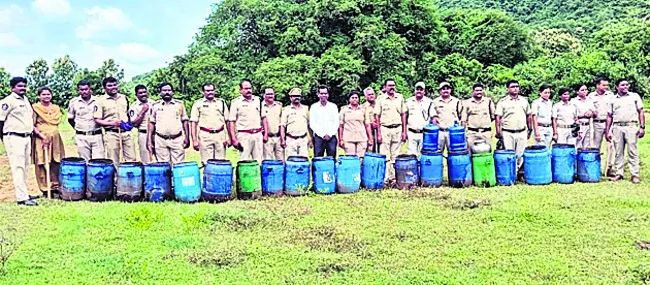 సారా స్థావరాలపై విస్తృత దాడులు