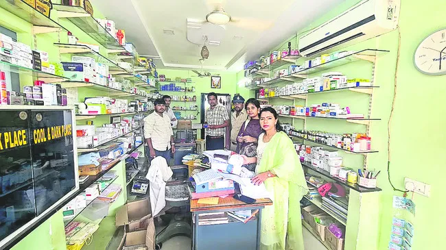 మందుల దుకాణాల్లో తనిఖీలు