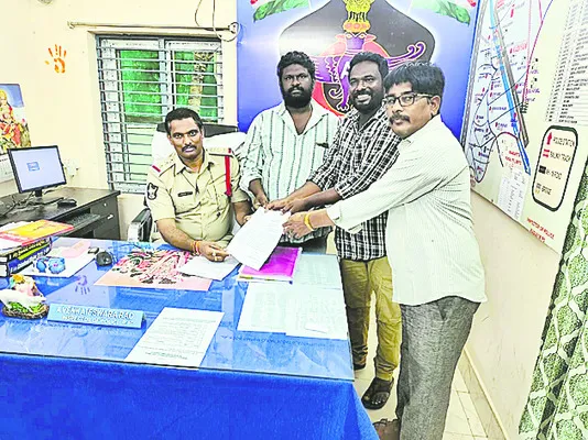 పాలెం సర్పంచ్పై అట్రాసిటీ కేసు నమోదు చేయాలి