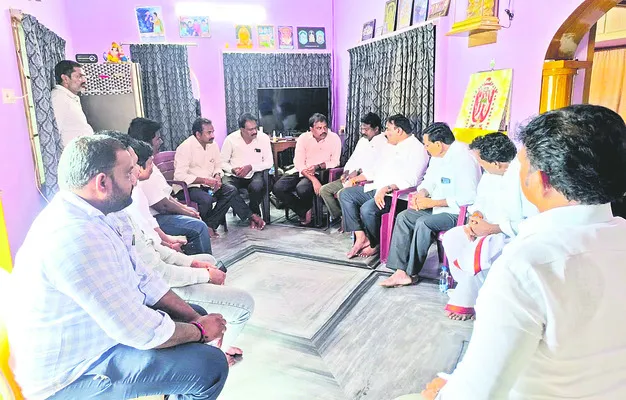 శ్రీధర్ను పరామర్శించిన మేరుగు