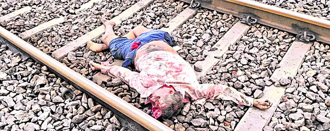 రైలు ఢీకొని ఉద్యోగి మృతి 