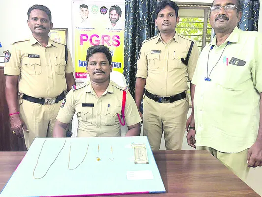 చోరీకి గురైన నగదు, నగలు స్వాధీనం