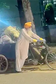 88 Year-Old Retired Police Officer Cleaning Chandigarh Streets1