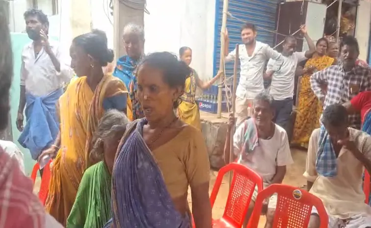 చంద్రబాబు, పవన్‌కల్యాణ్‌పై మహిళల ఆగ్రహం