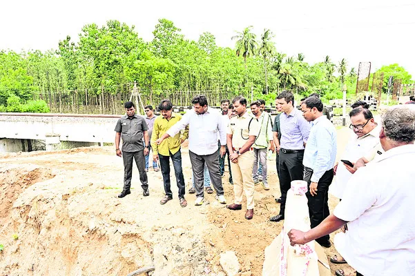 రోడ్డు పనులు త్వరగా పూర్తి చేయండి : కలెక్టర్‌ 