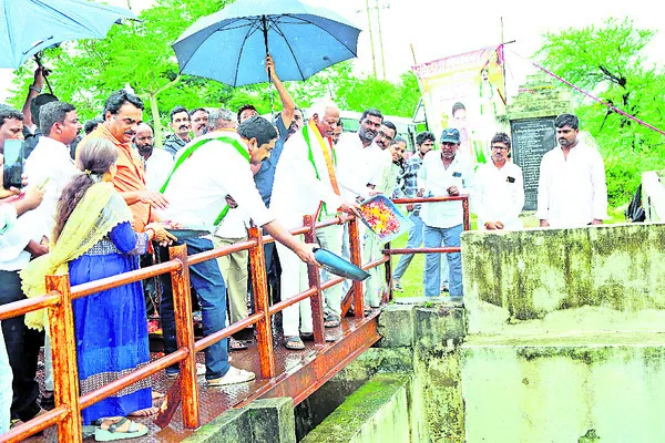 ప్రతీ ఎకరాకు సాగు నీరందిస్తాం..