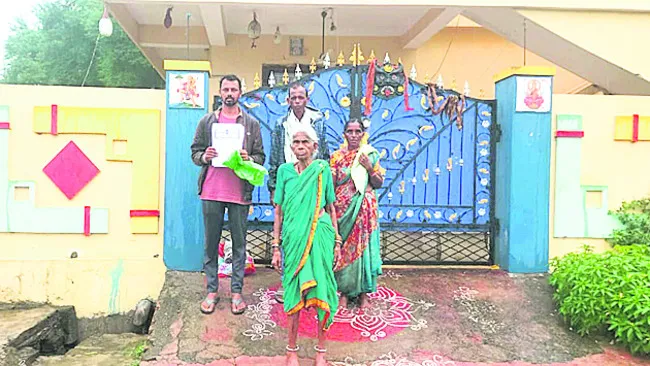 అడ్వాన్స్ డబ్బులు ఇవ్వాలని ఆందోళన