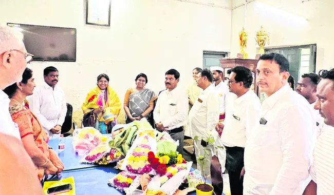 స్వర్ణ మల్లికను ఆదర్శంగా తీసుకోవాలి
