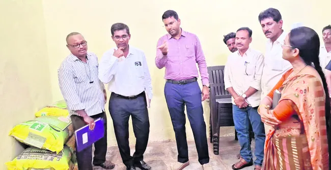 ఎరువులు అందుబాటులో ఉంచాలి