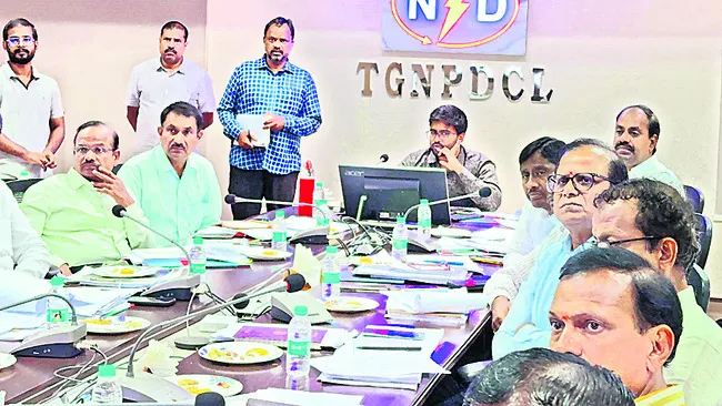 రెవెన్యూ వసూళ్లపై ప్రత్యేక దృష్టి సారించాలి