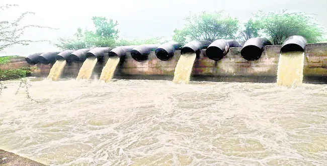 జిల్లాలో పెరిగిన ఈదురు గాలుల తీవ్రత  