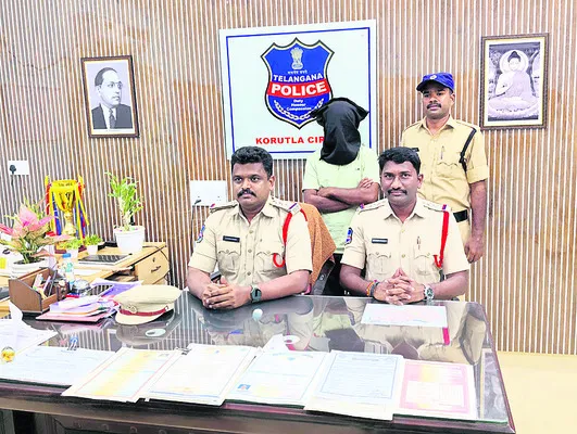 నకిలీ సర్టిఫికెట్లు తయారు చేస్తున్న వ్యక్తి అరెస్ట్