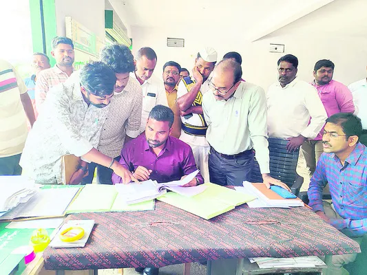 ఒకే కుటుంబానికి 35 బస్తాల యూరియా