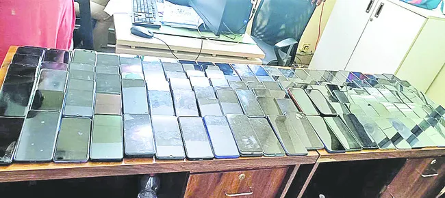 ముఠాగా ఏర్పడి.. మొబైళ్లు కొట్టేసి