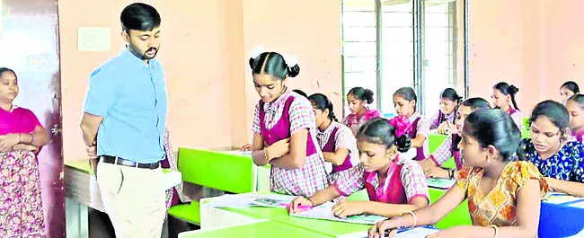 పట్టుదలతో చదివి ఉన్నత శ్రేణిలో రాణించాలి