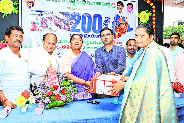మహిళల సంక్షేమానికి పెద్దపీట