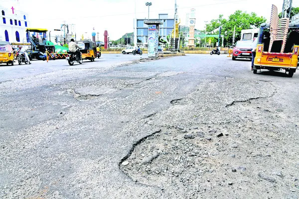 ఎక్కడ చూసినా దెబ్బతిన్న రోడ్లే..