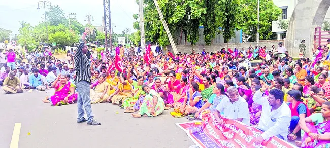 కొనసాగుతున్న కార్మికుల పోరాటం