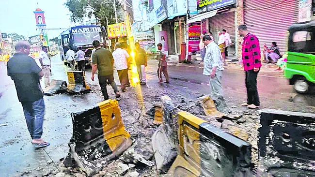 డివైడర్ను ఢీకొన్న ట్రావెల్స్ బస్సు