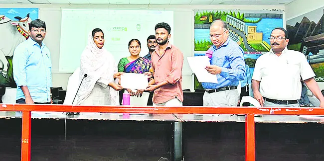 ఎయిడెడ్ ఉపాధ్యాయుల సమస్యలను పరిష్కరించాలి