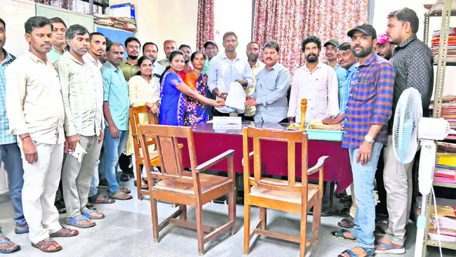 వేతనాలు అందక ఇబ్బందులు 